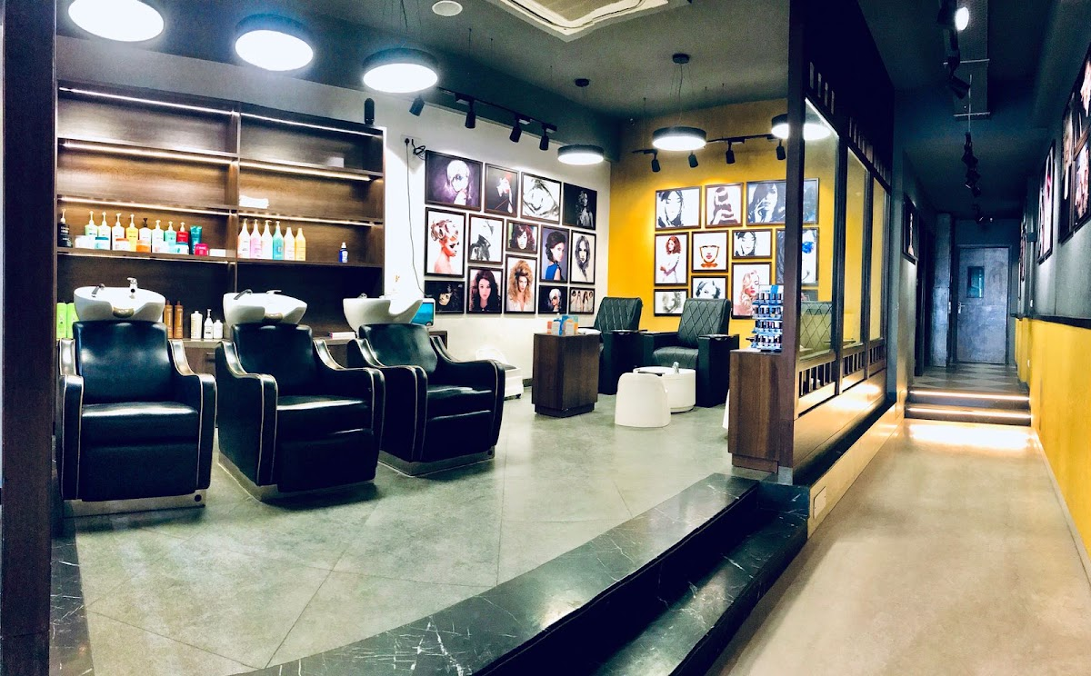 LOOKS Salon, MG Road, Sultanpur — photo 8