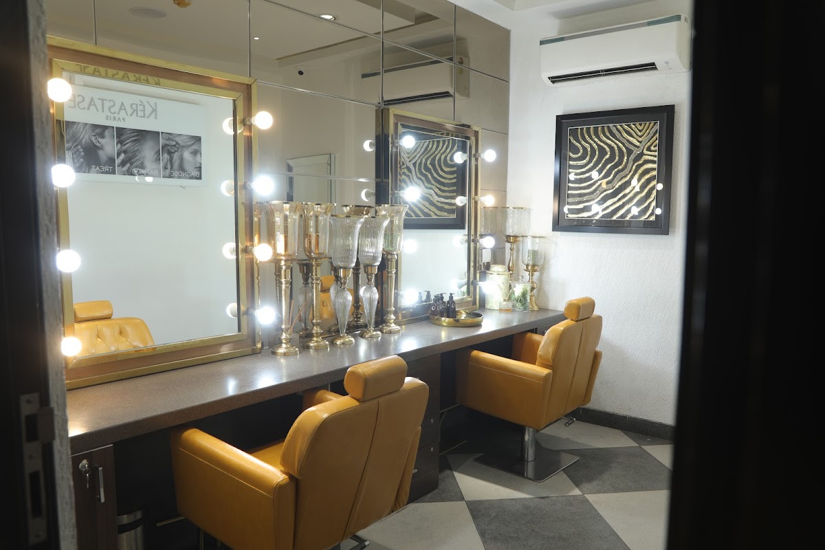 LOOKS Salon, MG Road, Sultanpur — photo 7